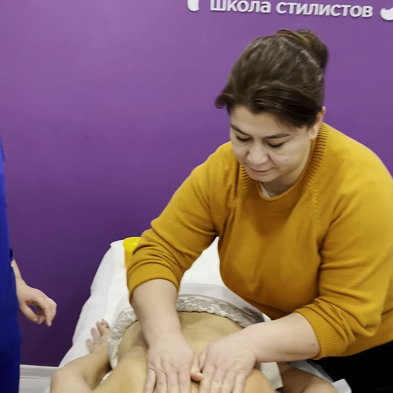O'qituvchi massaj usulini ko'rsatmoqda